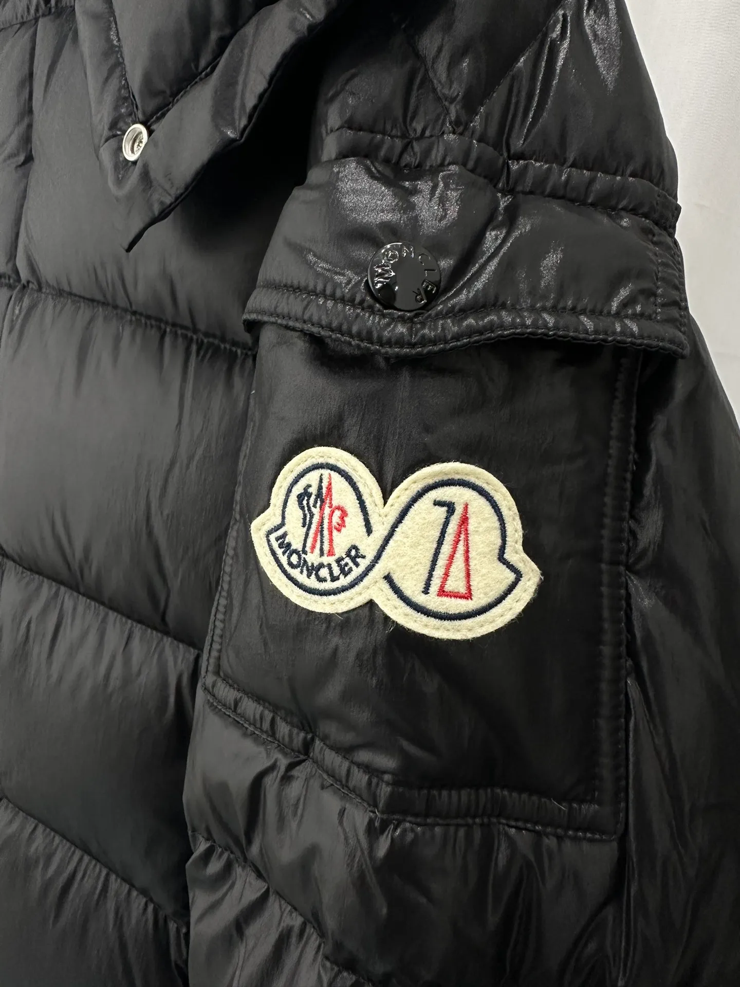 P390 Moncler/ 2026 70 、 。 DNA ， ， 。 Classic ， 、 。 Classic 70 。 Quality， 90 ，Premium Quality ， ，Black ！ Sizes M-3XL